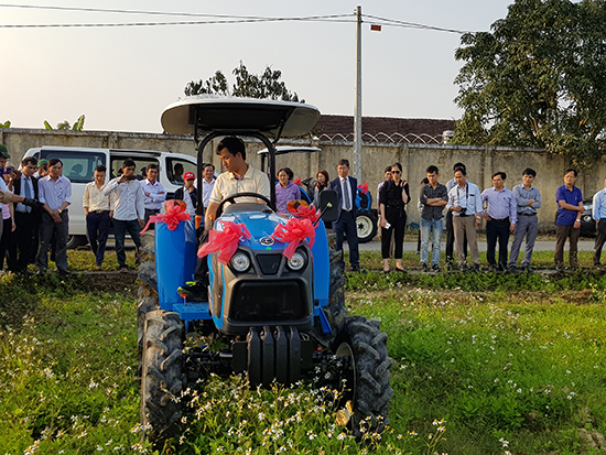 농진청이 베트남 땅콩우량종자 생산･보급시범마을에 기증한 트랙터.