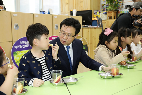 이재욱 농식품부 식품산업정책실장이 초등돌봄교실을 찾아 어린이들과 과일간식에 대해 얘기를 나누고 있다.