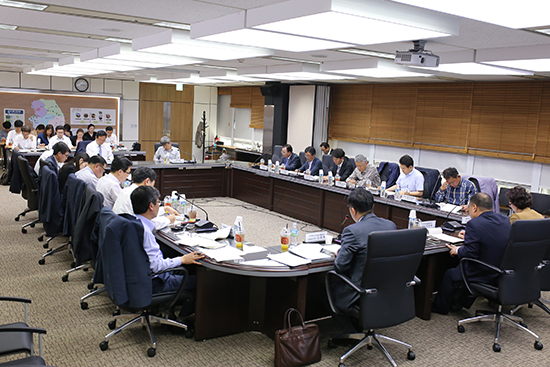 농식품부는 지난달 30일 금년도 제1차 농산물수급조절위원회를 개최, 양파・마늘 초과 공급량 시장격리 등 수급대책을 발표했다.