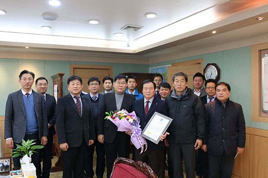 이기용 조합장은 인천시 선정 시민상을 지난해 수상했다.