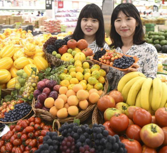 다채로운 우리과일을 생과형태로 적정량 섭취하는 습관은 건강증진에 도움이 되는 것으로 알려져 있다. 사진은 하나로마트 양재점에서 열린 ‘여름 제철 보양식 과일대전’ 모습이다.