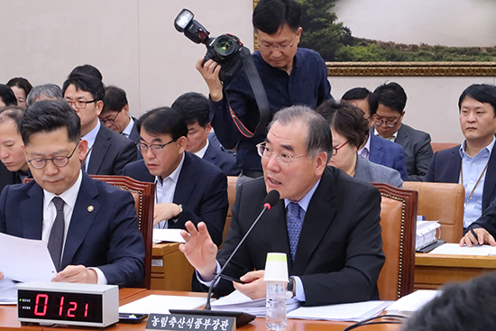 지난 10일 국회에서 열린 농림축산식품부 국정감사에서 이개호 장관이 답변하고 있다.