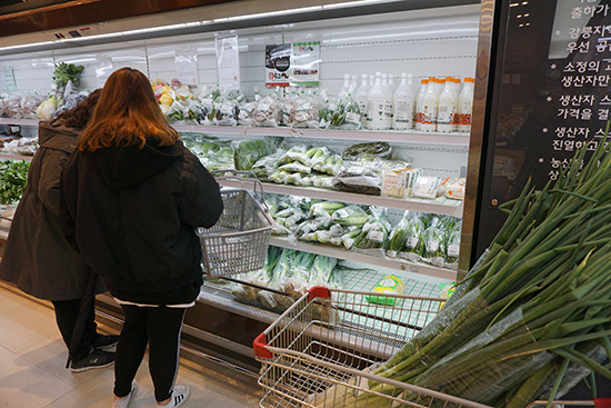 지역 소비자들이 지난 17일 로컬푸드직매장에서 채소를 고르고 있다.