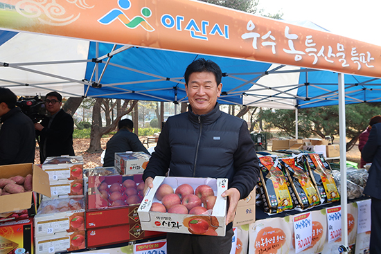 구본권 아산원예농협 조합장이 판매용 사과를 선보이고 있다.
