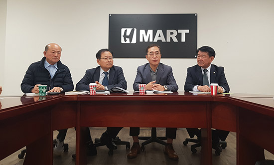 지난달 신형성 조합장이 HMART 관계자들과 회의를 하고 있다.