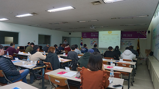 한국 화훼농협의 젊은 승계농들과 강성해 조합장이 워크숍을 통해 파이팅을 외치고 있다.