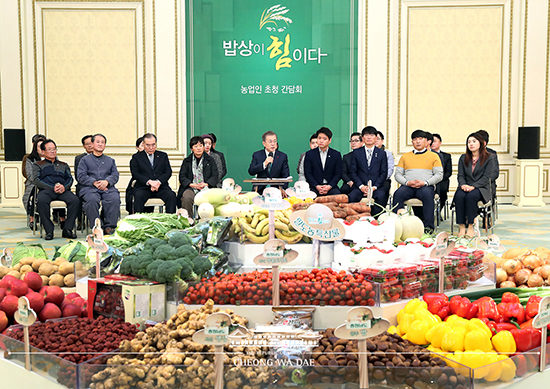 구랍 27일 문재인 대통령은 농업계인사들을 초청하고 청와대 영빈관에서 '사람 중심 농정개혁 본격화를 위한 농업인 초청 간담회'를 열었다.