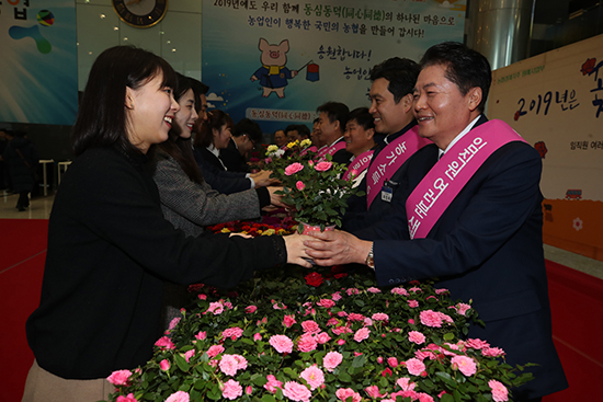 농협은 지난 2일 농협중앙회 본관에서 화훼 소비촉진을 위한 신년 맞이 꽃 나눔행사를 진행했다.