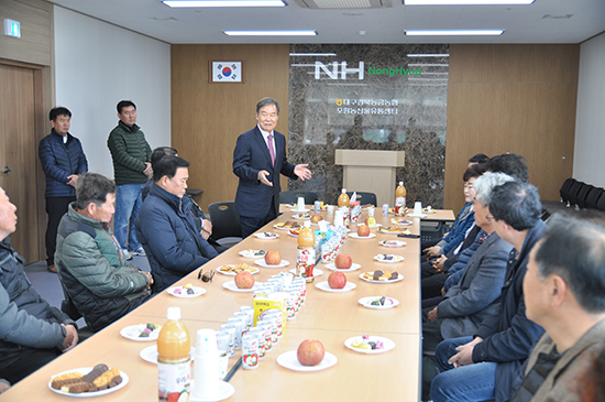 해외시장 개척을 위해 농업인과 능금농협 관계자들이 회의를 하고 있다.