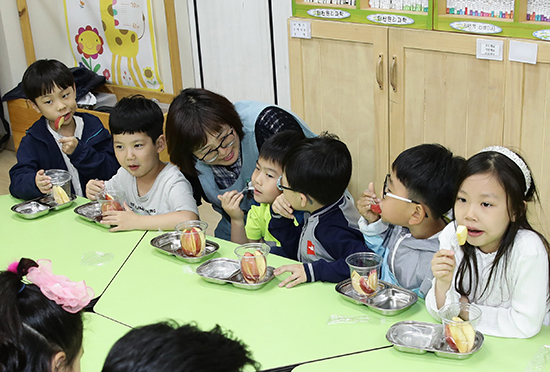 지난해부터 추진되고 있는 ‘초등돌봄교실 과일간식 지원사업’이 학부모와 학생들에게 큰 호응을 얻고 있다.