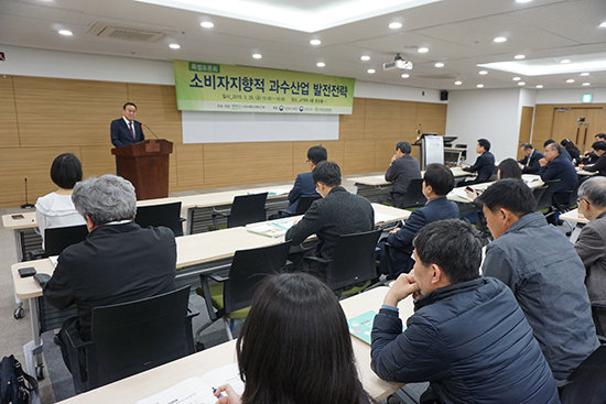 한국과수농협연합회 박철선 회장이 ‘소비자 지향적 과수산업발전 전략’이라는 특별토론회에서 인사말을 하고 있다.