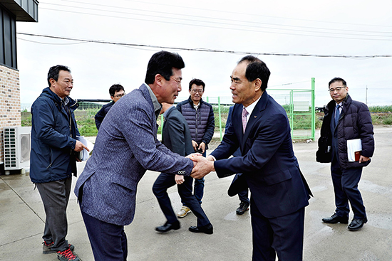 창원 들녘맑은물 공급 사업추진위원장 농업인 심경수씨(사진왼쪽)와 악수를 나누는 농어촌공사 김인식 사장의 모습