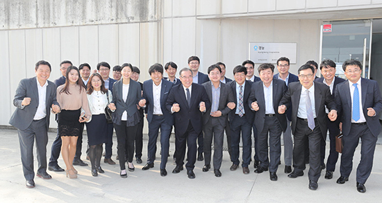 이개호 농림축산식품부 장관은 지난 18일 전라북도 김제시 소재 ㈜경농 미래농업센터를 방문했다.