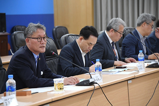 김재현 산림청장(왼쪽 첫번째)이 지난 17일 정부대전청사에서 개최된 '청정임산물 수출 활력 증진 간담회'를 주재하고 있다.