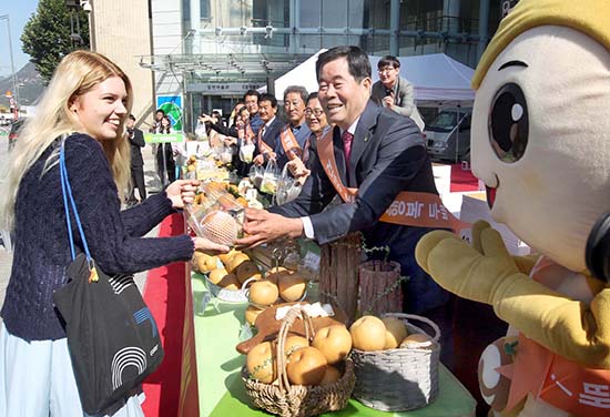 배데이에 외국인에게 국내산 배의 우수성을 알리고 있다.