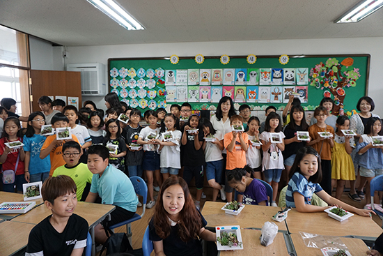 지난 3일 청주 한벌초등학교 어린이꽃생활화 수업을 마치고 선생님들과 학생들이 미소를 보이고 있다.