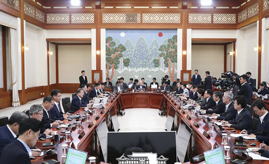 문재인 대통령이 지난 16일 국무회의에서 농산물 가격안정화에 대해 발언하고 있다.