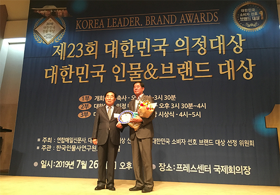 박성규 천안배원협 조합장이 ‘대한민국 인물 대상’을 수상하고 있다.