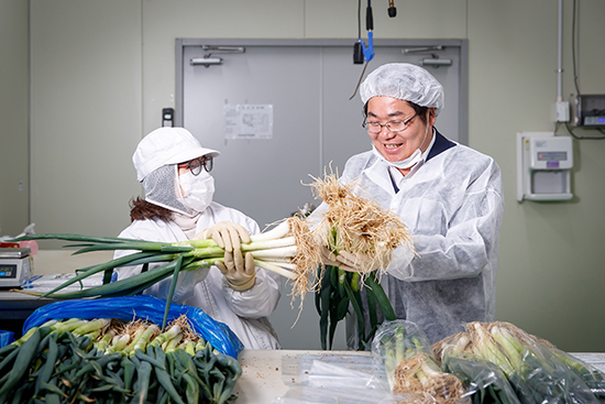 오세현 아산시장이 아산시학교급식센터에서 급식재료인 지역농산물을 점검하고 있다.