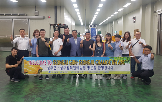 홍콩, 태국 바이어들이 성주참외원협 APC를 견학하고 있다.