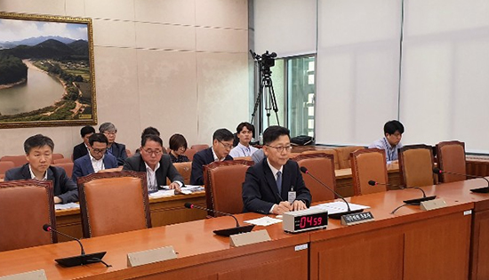 지난달 29일 국회에서 열린 인사청문회에서 김현수 후보자가 의원들의 질문을 경청하고 있다.