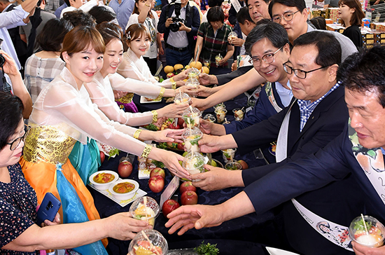 농협경제지주는 지난달 29일 농협하나로마트 양재점에서 농림축산식품부, 생산·소비자단체와 공동으로 ‘2019 추석맞이 우리 과일 소비촉진 행사’를 개최했다.