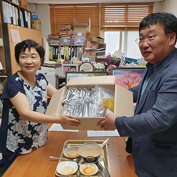 고계곤 군산원협 조합장이 유현희 군산대학교 교수로부터 ‘흰찹쌀보리를 이용한 라면’ 시제품을 전달받고 있다.