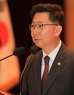 김현수 농림축산식품부 장관이 3일 오후 정부세종청사에서 취임선서를 하고 있다.