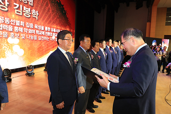 김봉학 조합장은 지난 7월1일 농협중앙회 대강당에서 개최된 ‘농협 창립 58주년 기념식’에서 정부산업포장을 수상하는 영예를 안았다.