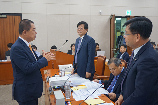 자유한국당 이만희 의원(영천·청도)이 지난 7일 국회 농해수위 국정감사장에서 김경규 농촌진흥청장에게 사전 질문내용을 전달하고 있다.