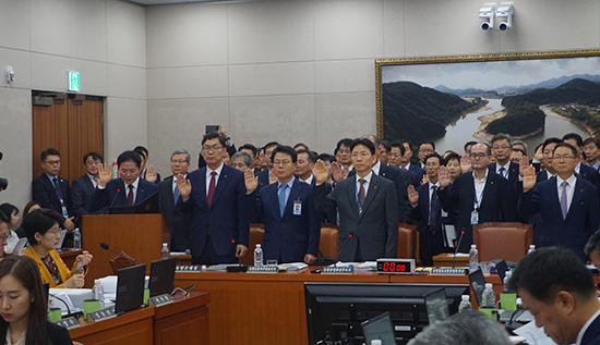 김병원 농협중앙회장 및 임직원이 국정감사에 앞서 선서를 하고 있다.