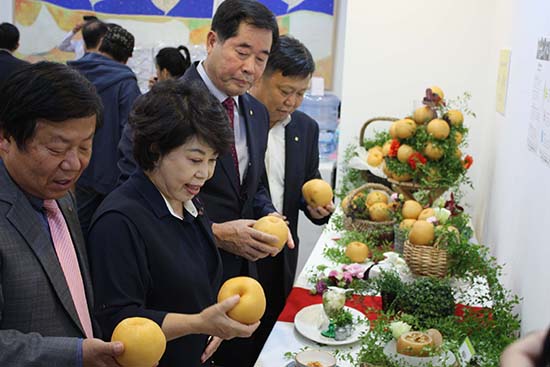 (사)한국배연합회 박성규 회장이 참석자들이 전시된 배 홍보부스를 살펴보고 있다.(왼쪽부터 홍상의 안성과수농협 조합장, 소비자공익네트워크 김연화 회장, (사)한국배연합회 박성규 회장, 농협 회원경제지원 김용식 상무)