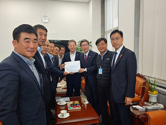 제주감귤연합회가 지난달 30일 주 52시간 근무 제외를 위해 국회를 방문해 건의문을 전달하고 있다.