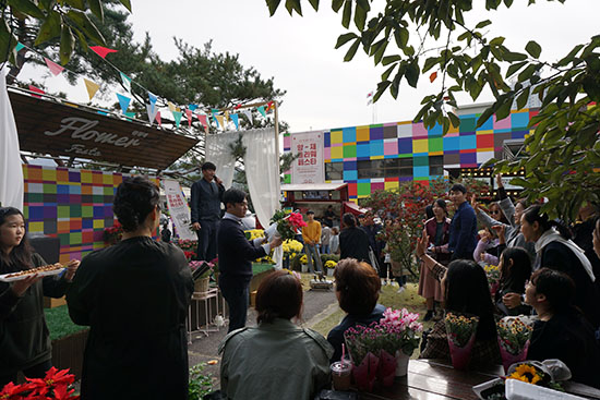 시민들이 지난달 26일 이벤트 경매에 참여하여 화분을 구입하고 있다. 수익금은 전액 어려운 이웃을 위한 사회공헌을 위해 활용된다.