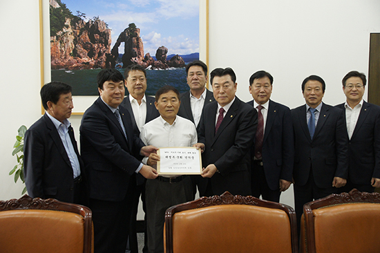 지난달 29일 농협농정통상위원회 조합장들은 WTO 개도국 지위포기 대책을 촉구하는 대정부·국회 건의문을 채택하고 이를 황주홍 국회농해수위원장에게 전달하고 있다.