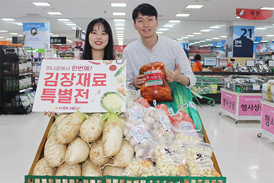 농협은 지난 14일부터 오는 27일까지 14일 간 전국 농협하나로마트에서 ‘명품김장 특별판매 행사’를 실시한다고 밝혔다.