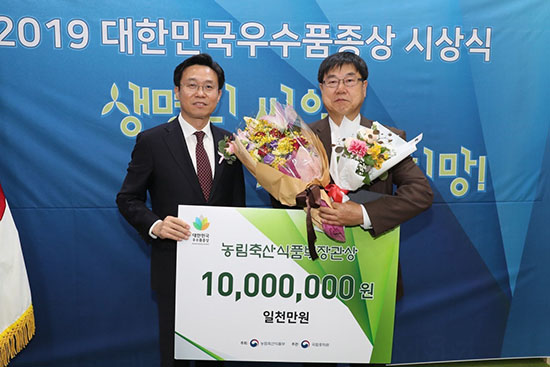 지난달 22일 국립종자원이 aT센터에서 개최한 ‘2019 대한민국 우수품종상 시상식’에서 제일씨드바이오의 당조고추가 수출상의 영예를 안았다.