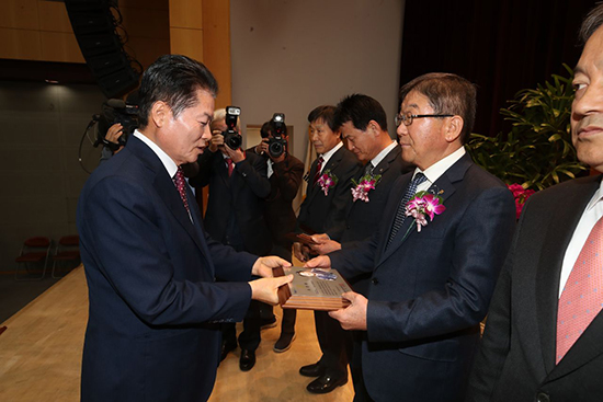 김봉학 익산원예농협 조합장이 대상을 수상하고 있다.