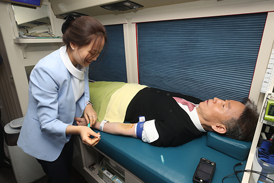 허식 농협중앙회 부회장이 헌혈을 하고 있다.