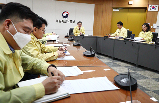 농림축산식품부는 신종 코로나바이러스 감염증 확산에 대비하여 전담 대응팀을 구성하고, 지난달 30일 박병홍 식품산업정책실장 주재로 첫 번째 대책회의를 가졌다.