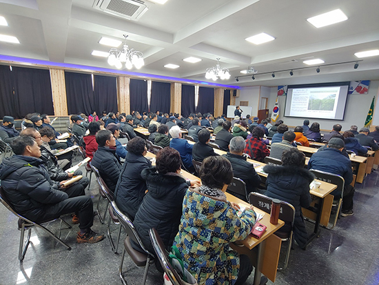 팜한농이 지난 3일 전북 장수군 장계농협에서 ‘TY열강토마토’ 영농교육을 열어 품종 특성과 재배 시 유의사항을 소개했다.