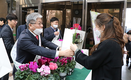 농협서울지역본부는 지난 14일 서울지역본부 로비에서 출근하는 직원들을 대상으로 초콜릿 대신 꽃 나눔 행사를 진행했다.