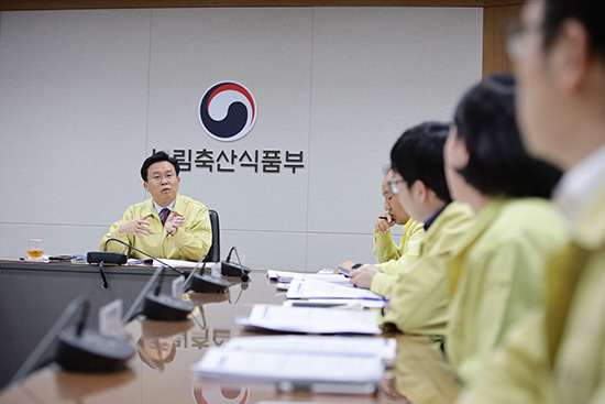 이재욱 농림축산식품부차관은 지난 12일 세종청사 5동 농식품부 재난상황실에서 ‘코로나19’ 감염증에 대응한 농식품 분야 대응전담팀 3차 대책회의를 개최했다.