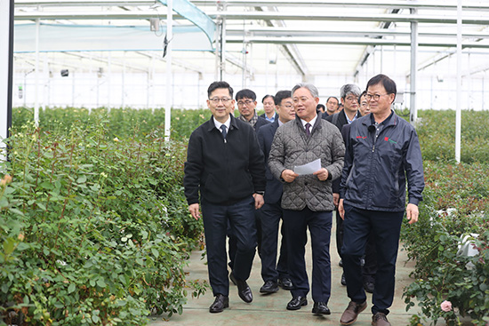 농식품부 김현수 장관은 전북 장수군 화훼농가 (주)로즈피아를 방문해 현장상황을 점검하고 있다.