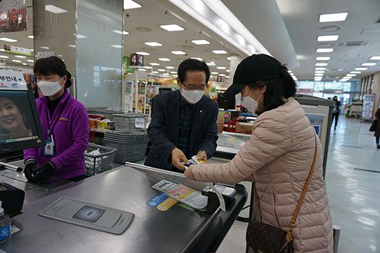 울산원예농협 김철준 조합장이 코로나19 감염예방을 위해 울산원협하나로마트 이용 고객에게 보배과즙을 무료로 나눠주고 있다.