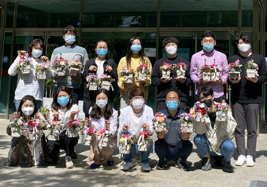 한국농어촌공사는 어버이날을 맞아 지역 홀몸 어르신 160명에게 카네이션 꽃바구니를 전달했다.