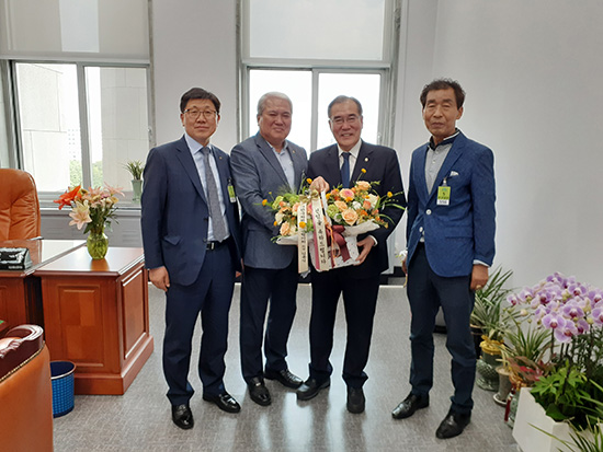 지난 9일 강성해 한국화훼농협 조합장, 정일기 광주원예농협 조합장 및 김윤식 한국화훼자조금협의회장이 국회 이개호 위원장실을 방문해 화훼산업 현안에 대해 논의했다.