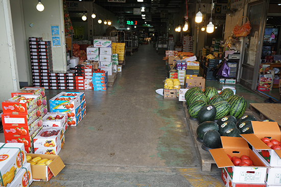 중도매인 매장에 진열된 농산물이 경매후 진열돼 있다.