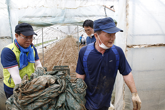 농협상호금융은 지난 11일 집중호우 피해를 입은 농가에 대한 신속한 복구지원을 위해 충북 진천을 방문해 일손돕기를 실시했다.