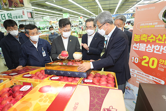 김현수 장관은 지난 24일 서울시 서초구 소재 농협 양재 하나로마트를 방문해 추석 성수품 수급 상황을 점검했다.